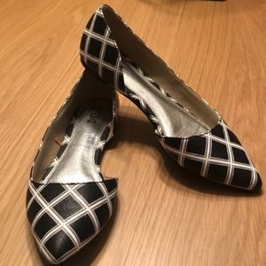 Black and White flats🖤